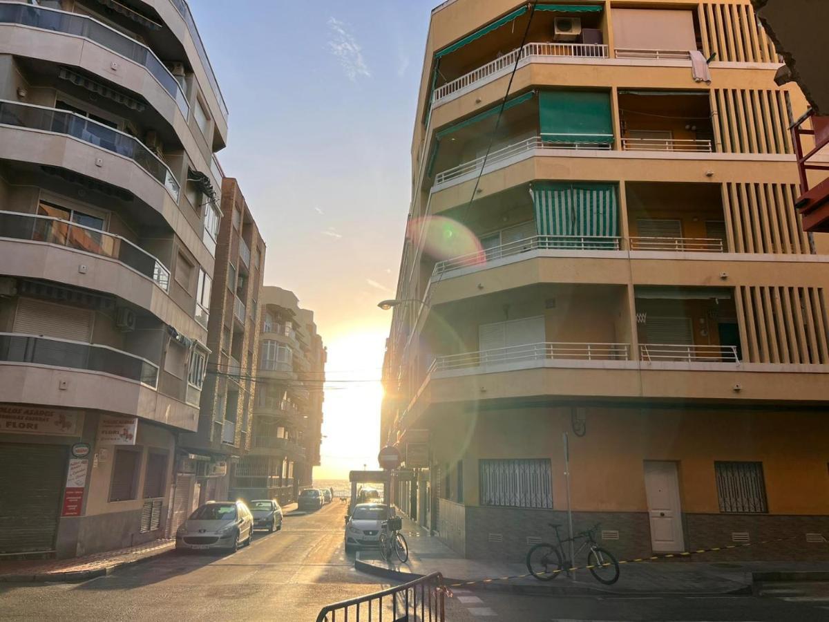 Uroczy Apartament Przy Playa De Los Locos Torrevieja Dış mekan fotoğraf